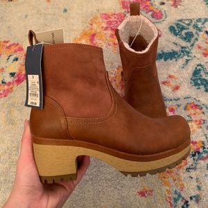 NWT Universal Thread women's fawn clog boots size 6